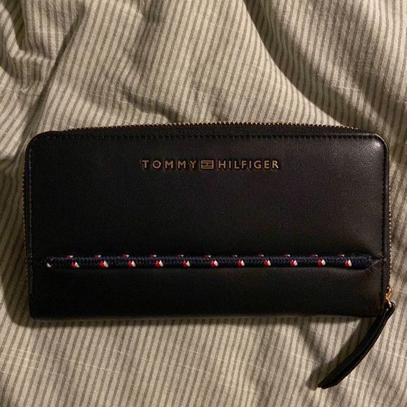 tommy hilfiger wallet - Picture 1 of 3